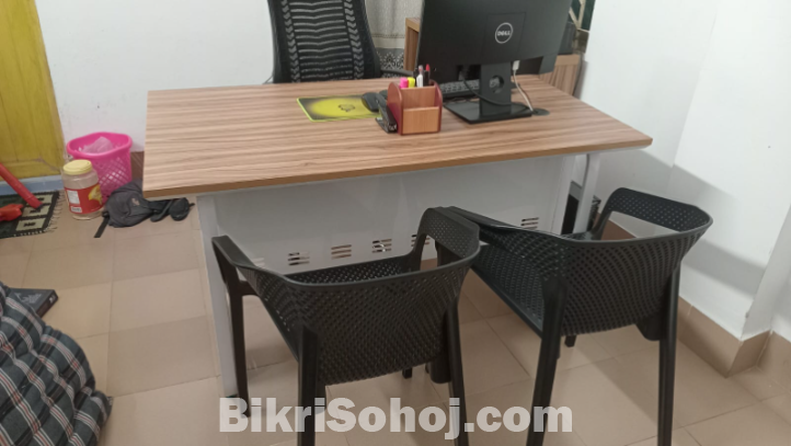 আধুনিক ডিজাইনকৃত কম্পিউটার টেবিল ও চেয়ার